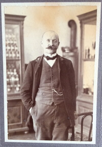 orig. fotografie / orig. photo – Lékárník