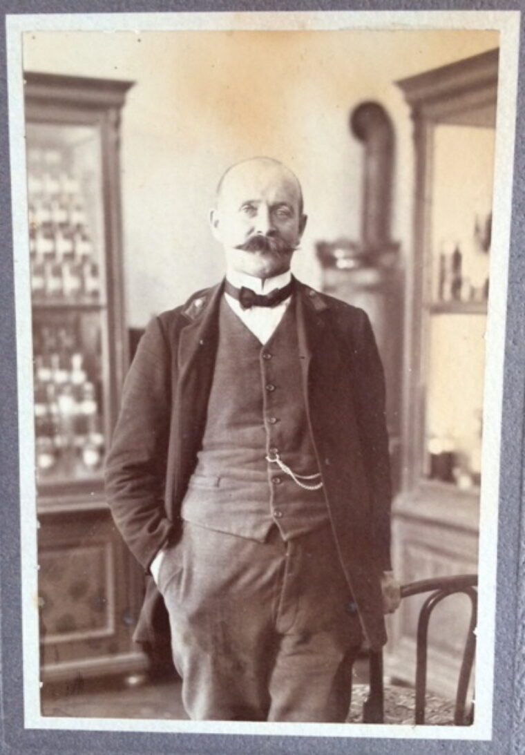 orig. fotografie / orig. photo – Lékárník